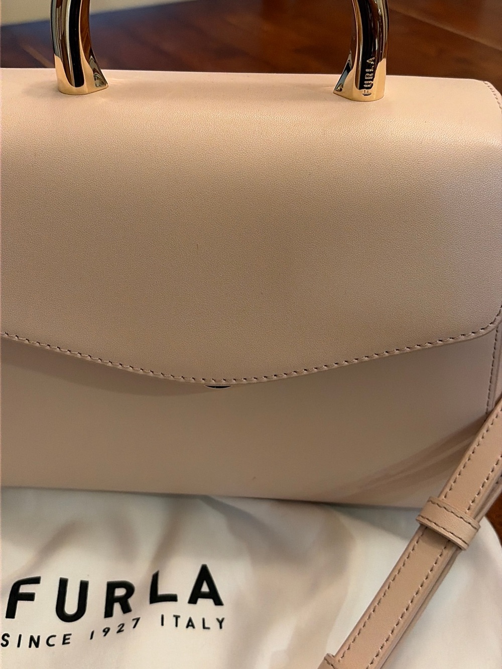 Furla Meridiana Light Pink Leather Handbag with distinctive metallic Top Handle - Picture 5 of 14